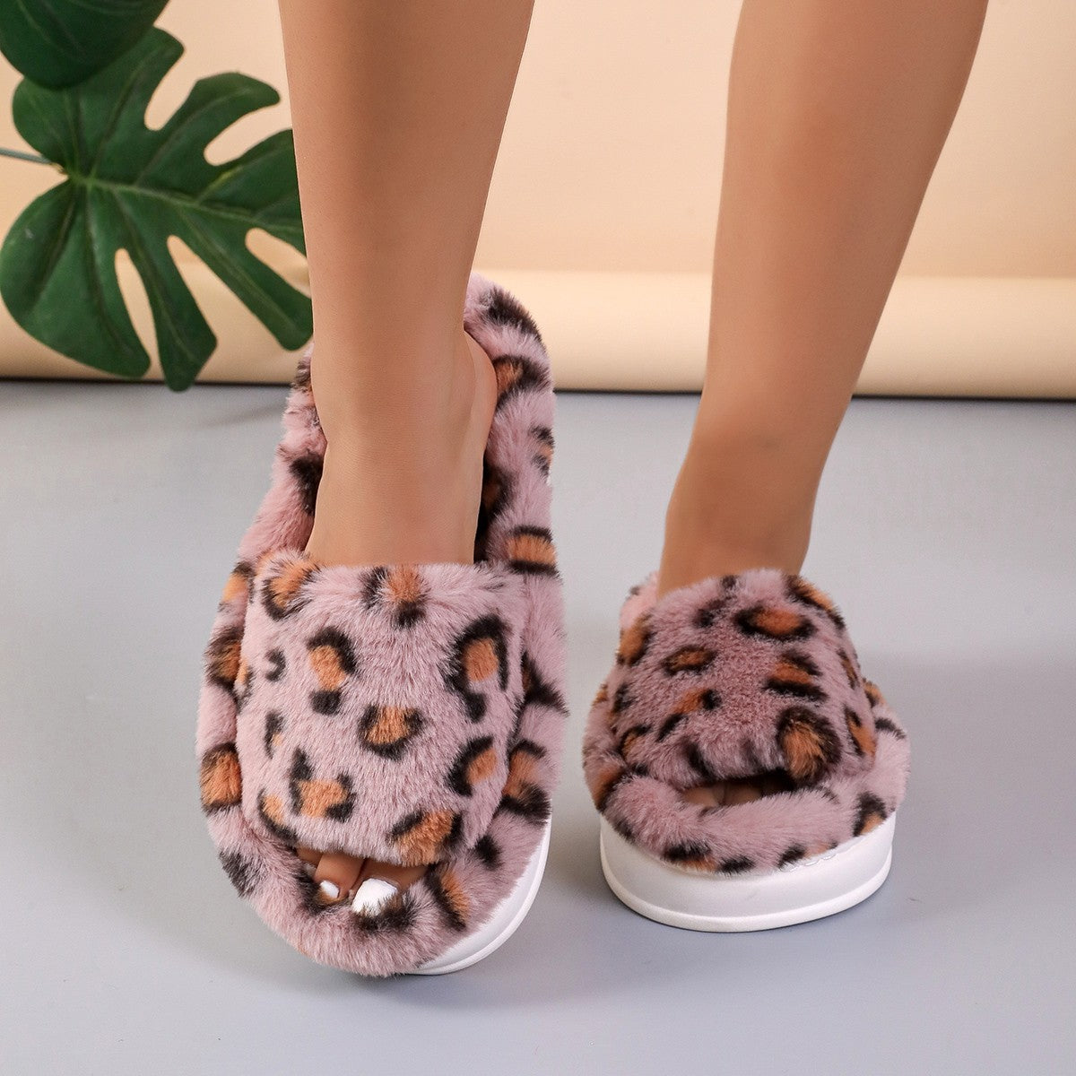 Kuschlig & warme Winter Slipper mit trendigem Leopard Print